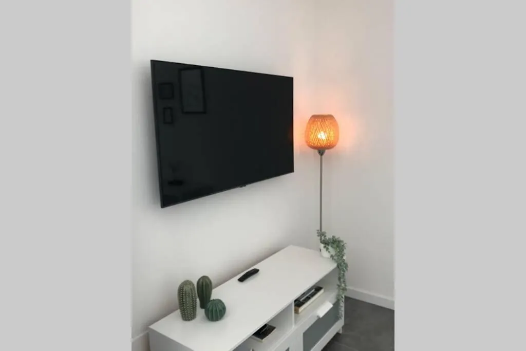 *Central Lakeside Apt*Swimming Pool & Free Parking 페스키에라델가르다